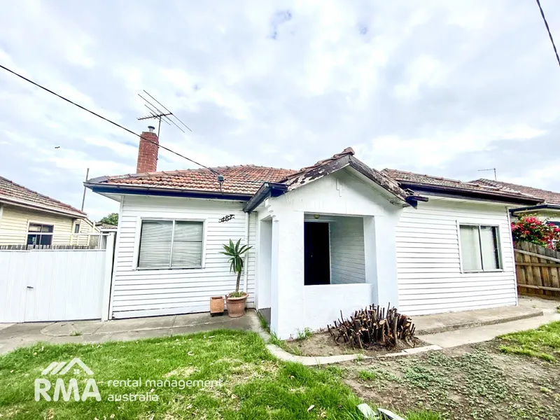 Vintage Elegance And Fabulous Central Position