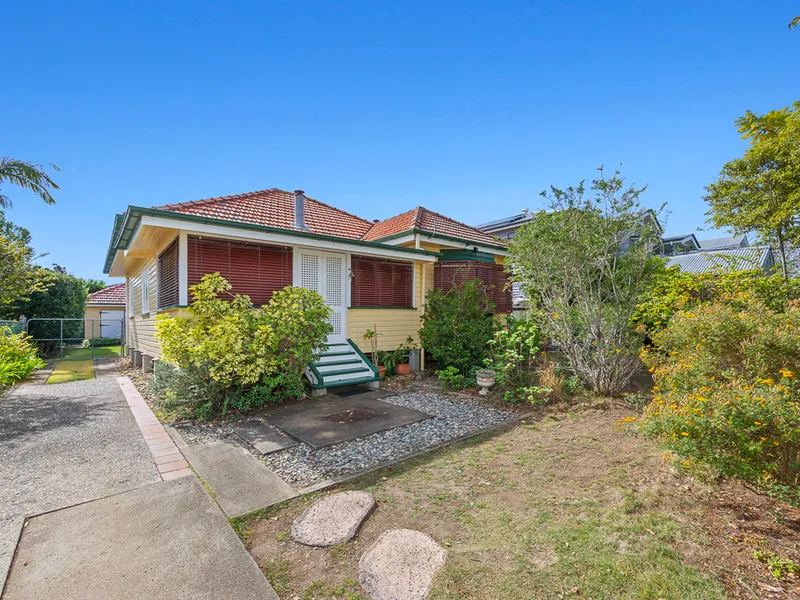 HINTERLAND HOME IN THE HEART OF WAVELL HEIGHTS!