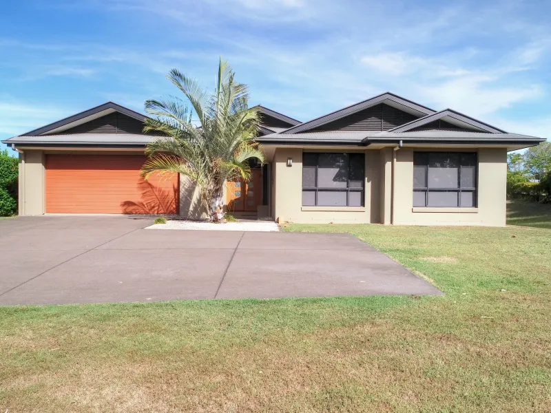 Luxury 5 Bedroom Home on 1 Acre with Pool, Shed & Solar Electricity & Hot Water!