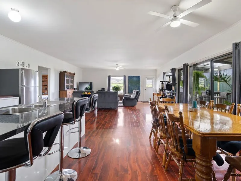 Large Family Home on Large Lot!