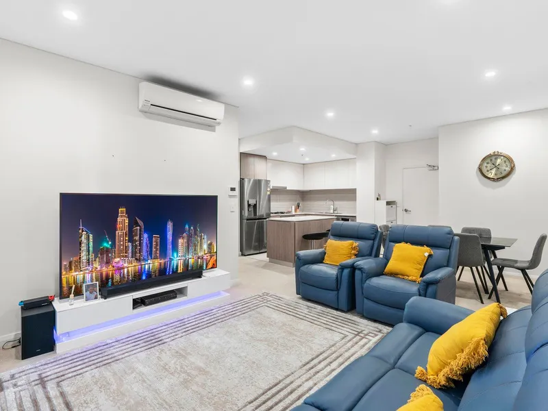 Spacious Luxury Apartment + Study in a fantastic location