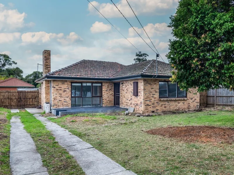 Walking distance to Frankston High School!