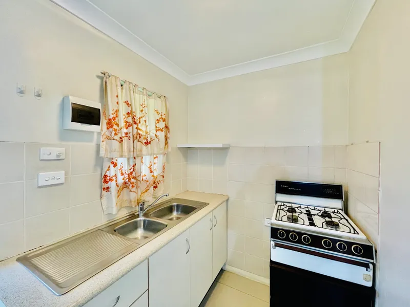 WELL PRESENTED STUDIO - TWO WEEKS FREE RENT