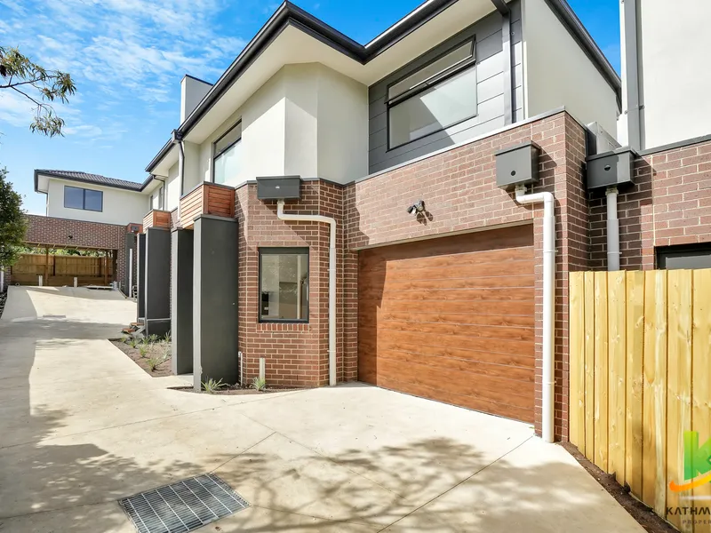 Introducing a Stunning Townhouse in Meadow Heights!