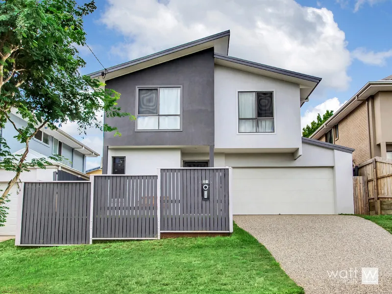 Executive Living in Super Location!