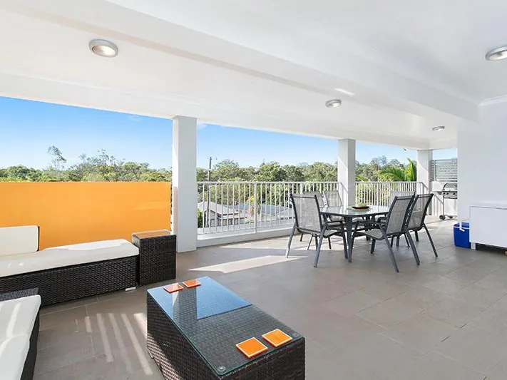 TWO BED TWO BATH TWO CAR & VIEWS