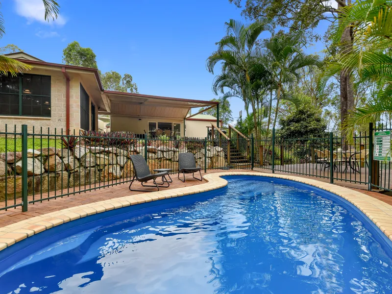PRIVATE ACREAGE - DUAL-LIVING 