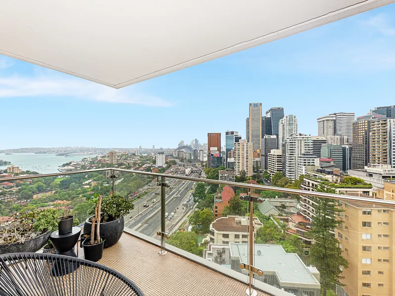 Light, airy executive apartment with grand panoramic views