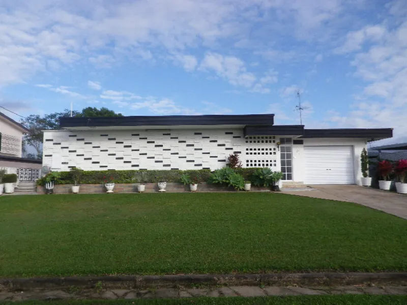 SOLID DOUBLE BLOCK HOME - BUILT UP OUT OF KNOWN FLOOD !