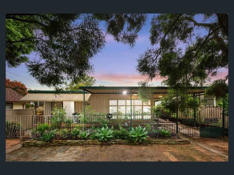 Renovated Large 3 Bedroom House + 3 Garden Sheds!
