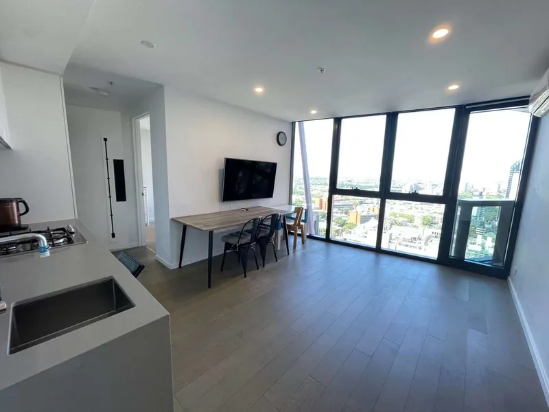 Modern & Convenient 2 Bedroom Apartment in Centre of Melbourne