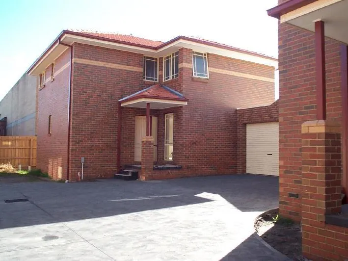 Spacious 3-Bedroom Townhouse in Prime Clayton Location!