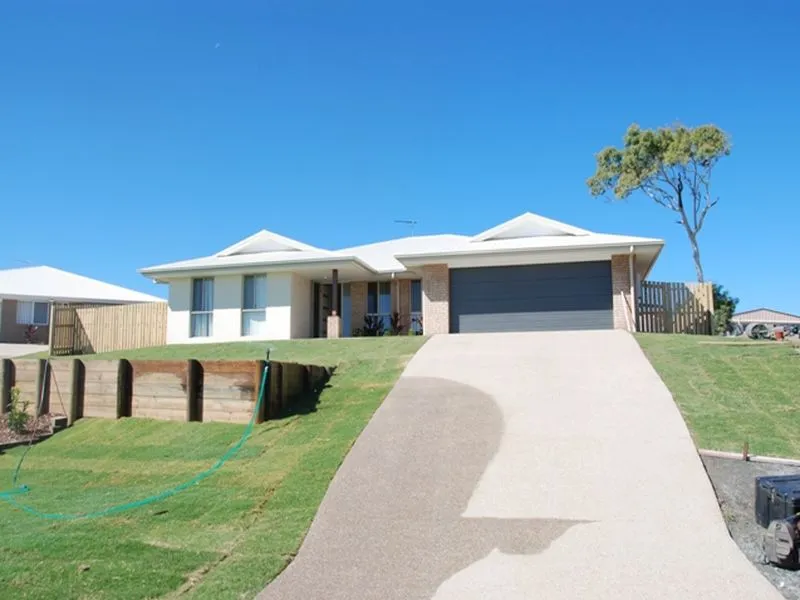 BREAK LEASE - IMMACULATE ROOMY FAMILY HOME AT THE BEACH