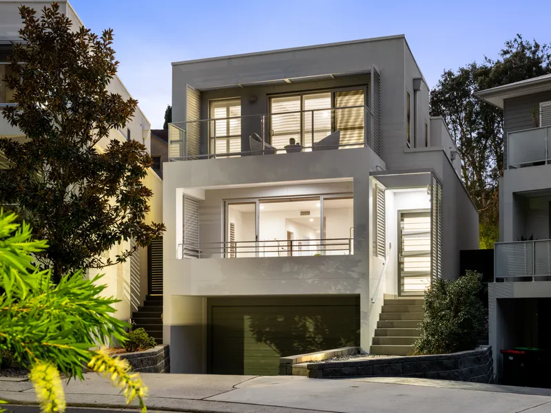 Outstanding Family Retreat in Quiet, Parkland Locale