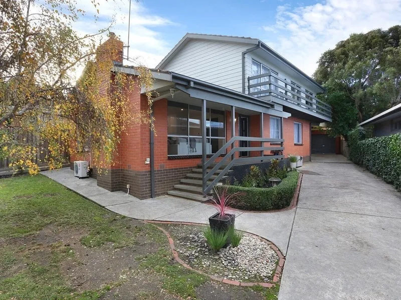 Five bedrooms in Highton!
