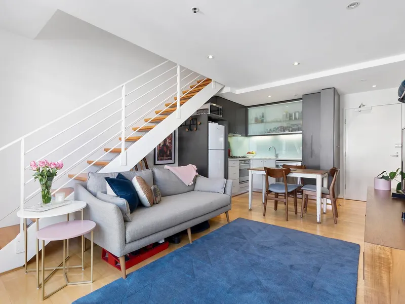 Unique over-sized 1-bedder set over two levels