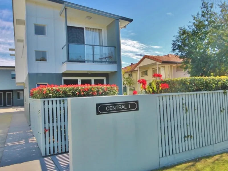 PURE QUALITY - STAND ALONE TOWNHOUSE - AIR CON - COURTYARD