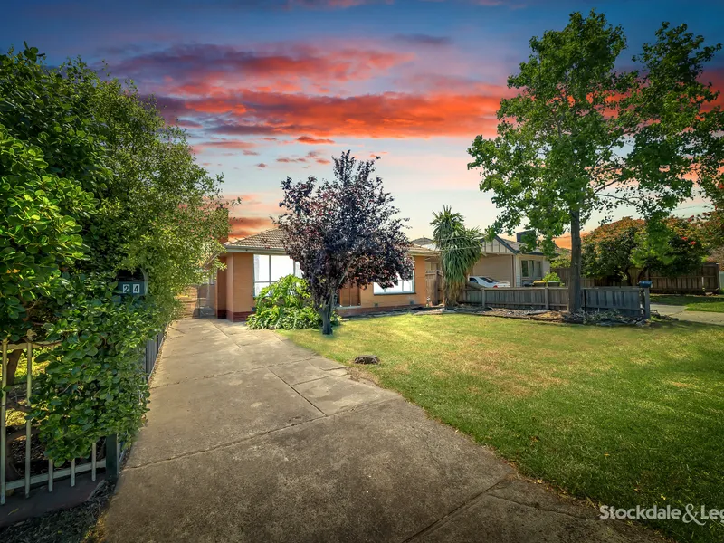 WALKING DISTANCE TO THE LAVERTON TRAIN STATION !!