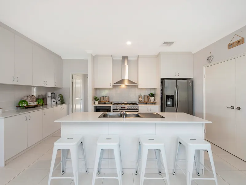 IMMACULATE AND EASY CARE ENTERTAINERS HOME