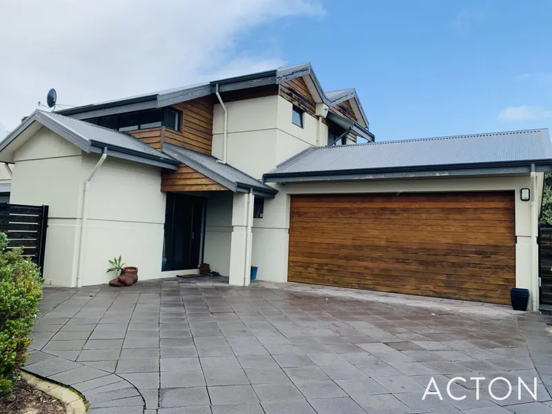 EXECUTIVE TOWNHOUSE FEATURING BEACH TRANQUILITY!