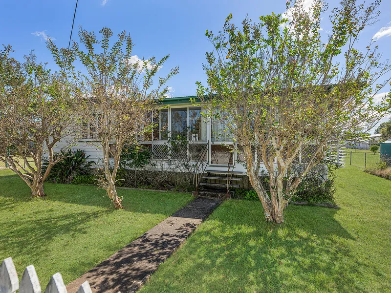SOLID HOME, SIDE ACCESS WITH 6 CAR ACCOMMODATION!