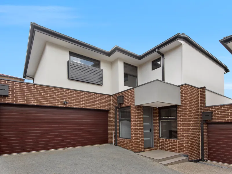 BRAND NEW REAR EXECUTIVE TOWNHOUSE OPPOSITE SURREY PARK