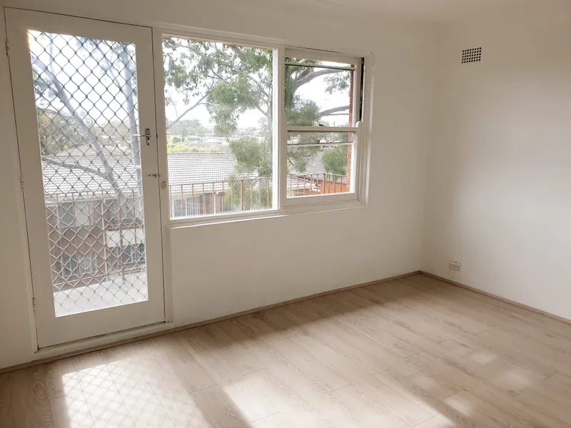 Two Bedroom Unit Close to Station
