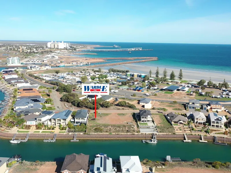 WATERFRONT MARINA - PLUS CLOSE TO BEACH