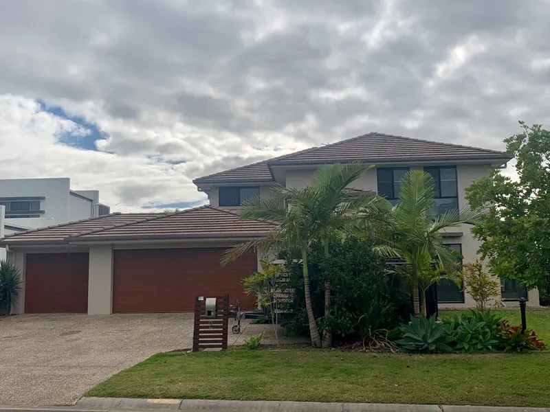 HUGE FAMILY HOME - NORTH TO WATER - ROOM FOR ALL THE TOYS IN RIVERLINKS ESTATE