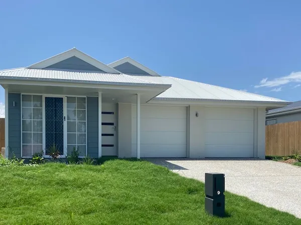 Welcome to your cozy home located in the charming suburb of Redbank!