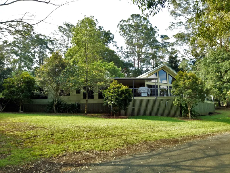 'Boomerang Lodge' - Lifestyle opportunity in stunningly beautiful Ravensbourne. 4 Bedrooms, 2 bath, decks & views! Close to National Parks & dams.