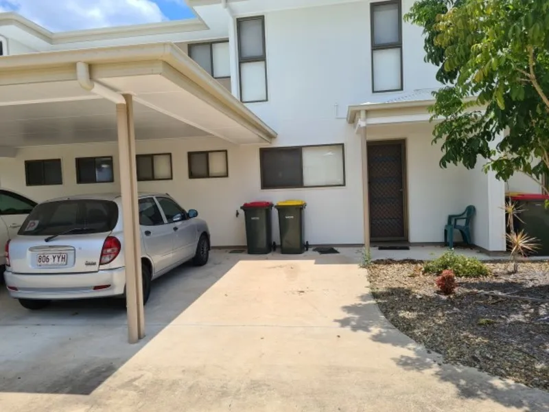FULLY AIR CONDITIONED 3 BEDROOM TOWNHOUSE