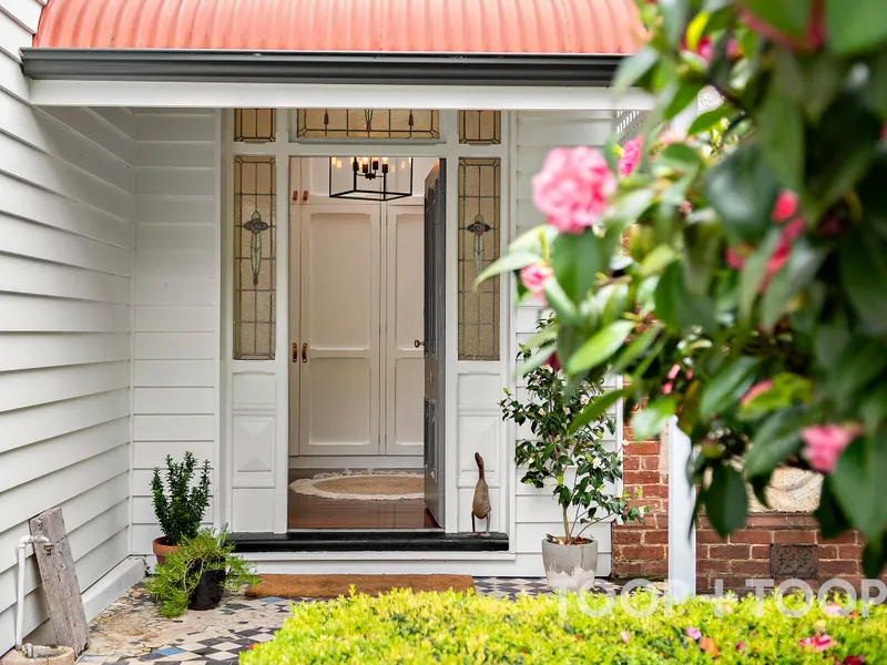 Character stone residence in prestigious Sturt Valley