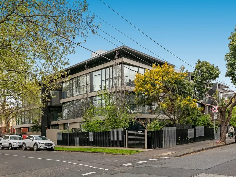 THREE BEDDER APARTMENT IN THE HEART OF ELWOOD