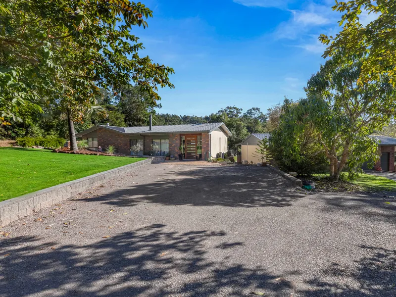 Genuine Dual-Living. Lifestyle & Location - Family Entertainer or Savvy Investment!