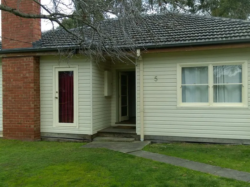 Ideal 3 bedroom house on a quiet street, and near Nunawading station