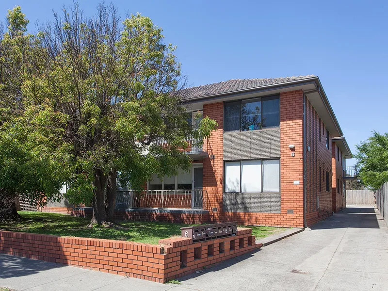 SPECTACULAR RENOVATED TWO BEDROOM APARTMENT IN PRIME LOCATION | HODGES CAULFIELD