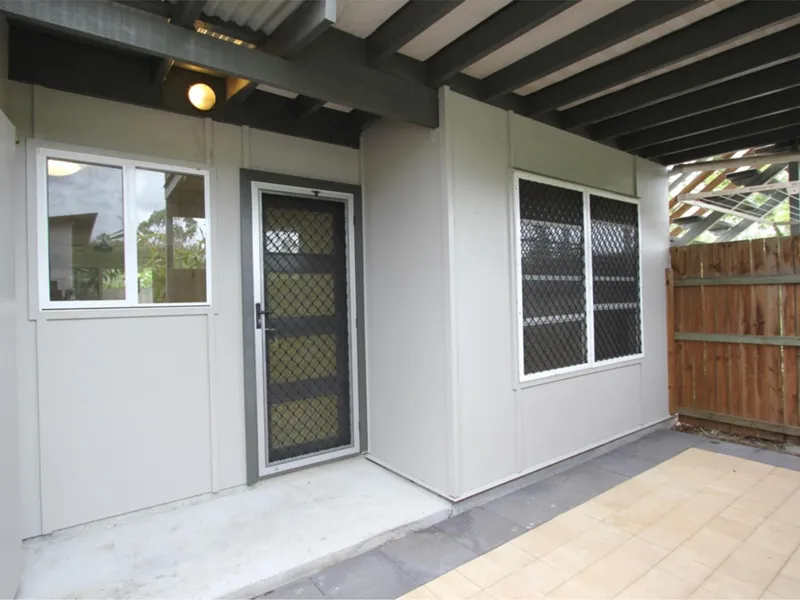 MODERN GROUND FLOOR UNIT CLOSE TO AMENITIES !!