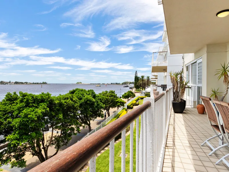 Spacious and Inviting Harbourside Living