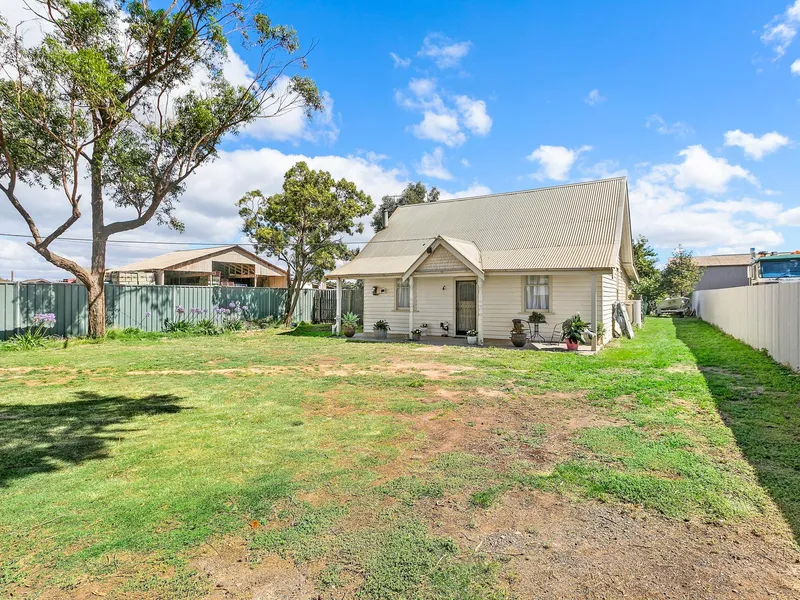 LIFESTYLE PROPERTY - STILL A STONES THROW AWAY TO ALL METROPOLITAN AMENITIES