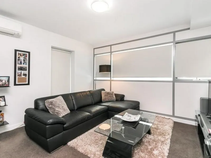 Bright Friendly Apartment - white goods included
