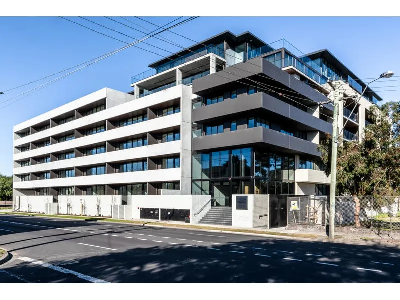 Modern Elegance and Urban Convenience: Your Newly Renovated Haven in Yarraville, Just 8km from the CBD