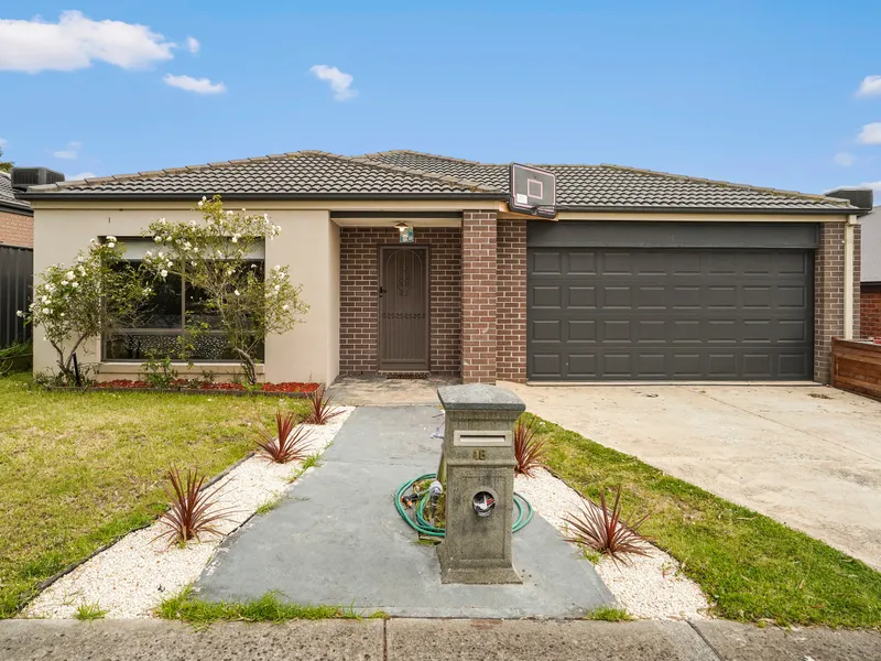 BEAUTIFUL FAMILY HOME WITHIN WALKING DISTANCE TO ALKIRA SECONDARY COLLEGE !