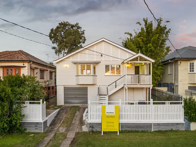 PICTURE PERFECT QUEENSLANDER ON TOP OF THE HILL