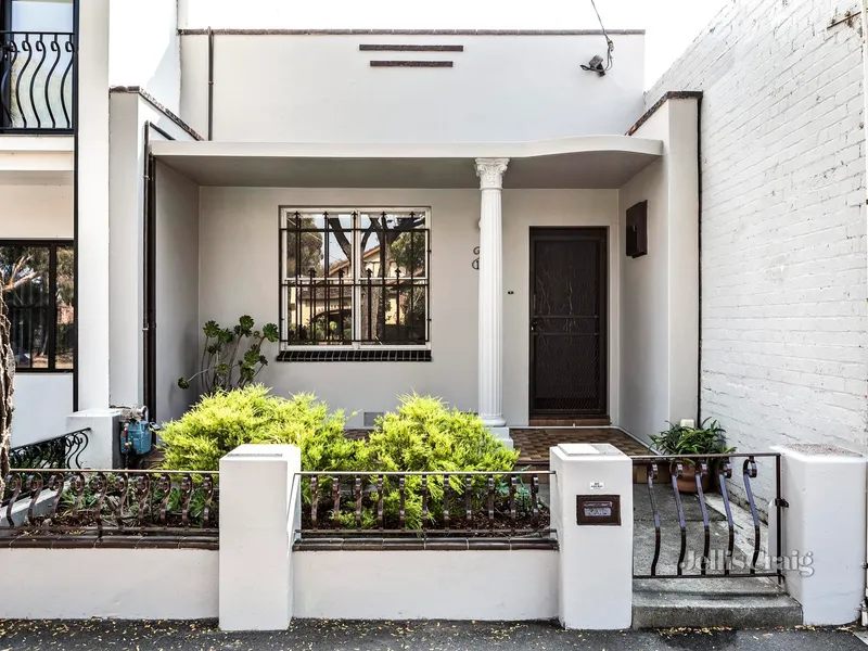 Dual frontage discovery with doorstep village convenience