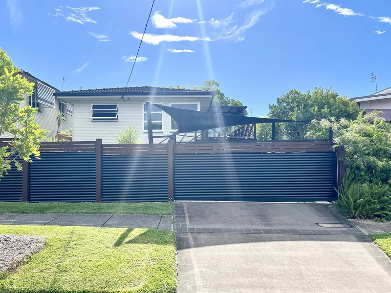IDEAL HOME IN EXCELLENT QUIET ELEVATED POSITION