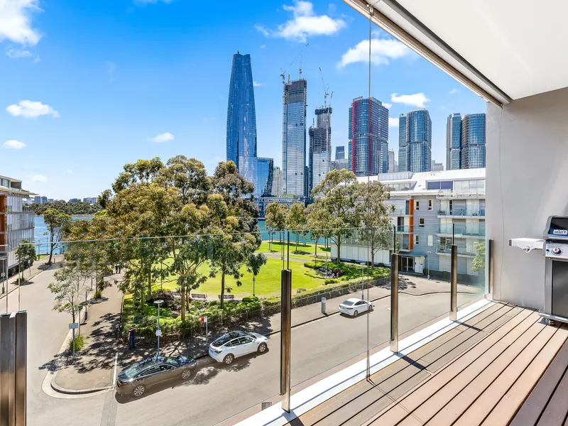 A prestigious waterfront apartment with Harbour Bridge views