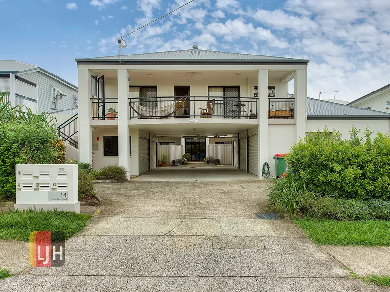 LARGE GROUND FLOOR UNIT IN GREAT LOCATION