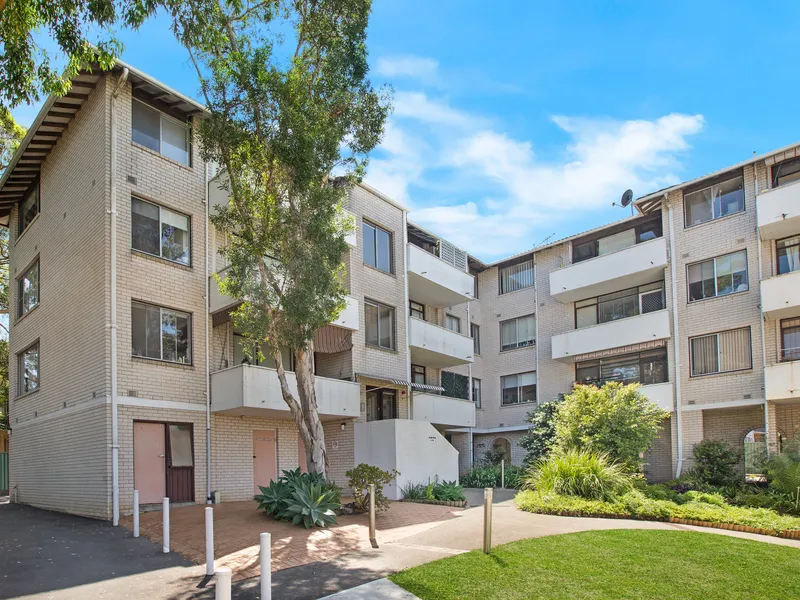 Fresh & bright apartment with balcony & parking 