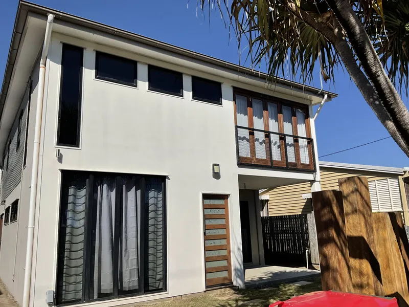 SPACIOUS HOME ONE STREET FROM THE BEACH
